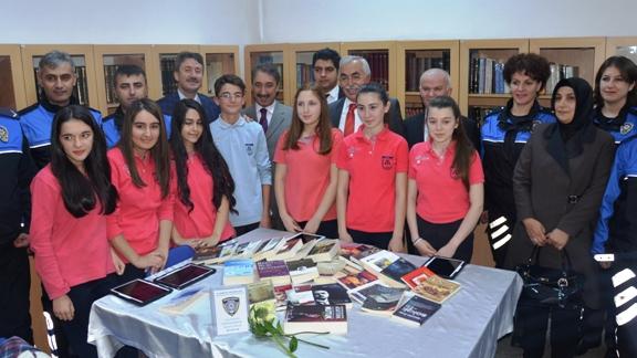 Aydınlık Geleceğe Projesi Kapsamında Atatürk Anadolu Lisesine Kitap Bağışı Yapıldı