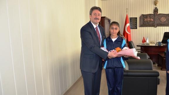 Bedestenlioğlu Ortaokulu Kız Voleybol Takımı İl Milli Eğitim Müdürümüz Levent YAZICIyı Ziyaret Etti
