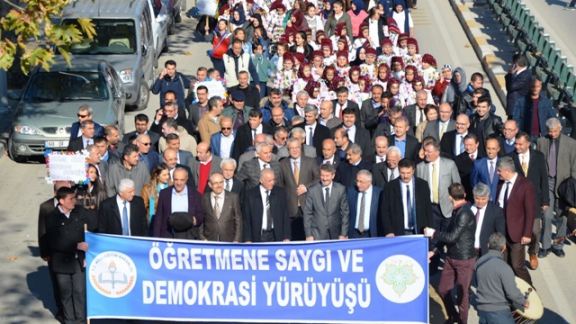 24 Kasım Öğretmenler Gününün 35. Yılı kapsamında Öğretmene Saygı ve Demokrasi Yürüyüşü Düzenlendi	