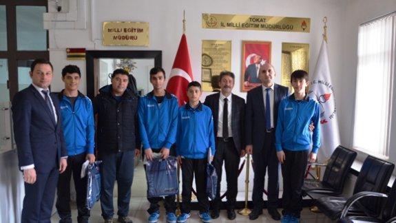 Turhal Anadolu İmam Hatip Lisesi masa Tenisi Takımı İl Milli Eğitim Müdürümüz Levent YAZICI’yı Ziyaret Etti