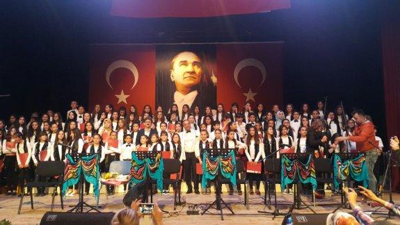 Karşıyaka Ortaokulu Tarafından  Diller Korosu  Yıl Sonu Konseri Düzenlendi.