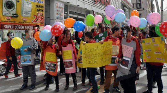 26 Haziran Ortaokulu Tarafından Kütüphanecilik Haftası Kapsamında Farkındalık Yürüyüşü Düzenlendi