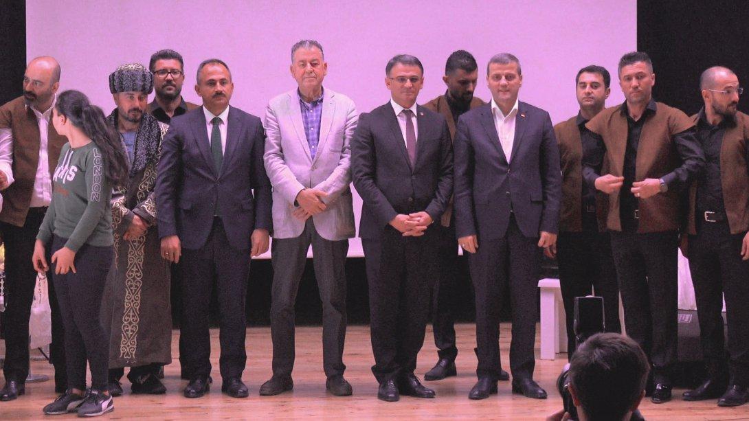 26 Haziran Kültür Sarayı'ında İl Milli Eğitim Müdürlüğümüzce Pir-i Türkistan Hoca Ahmet Yesevi Vefa Gecesi Programı düzenlendi.