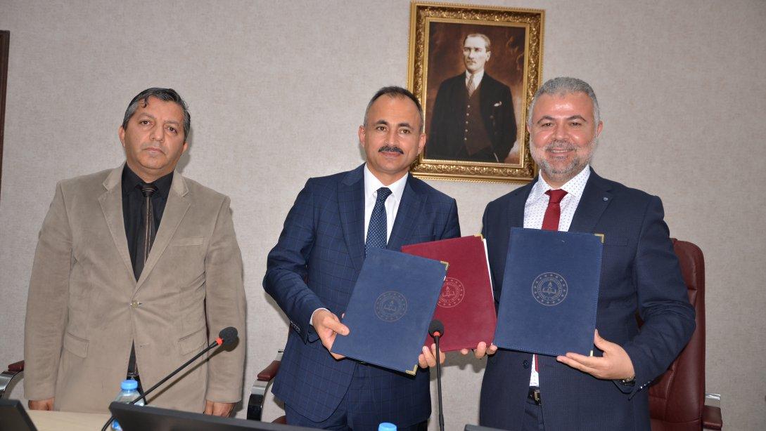 İl Milli Eğitim Müdürlüğümüz ve Tokat Gaziosmanpaşa Üniversitesi Arasında Eğitim Projeleri Protokolü İmzalandı