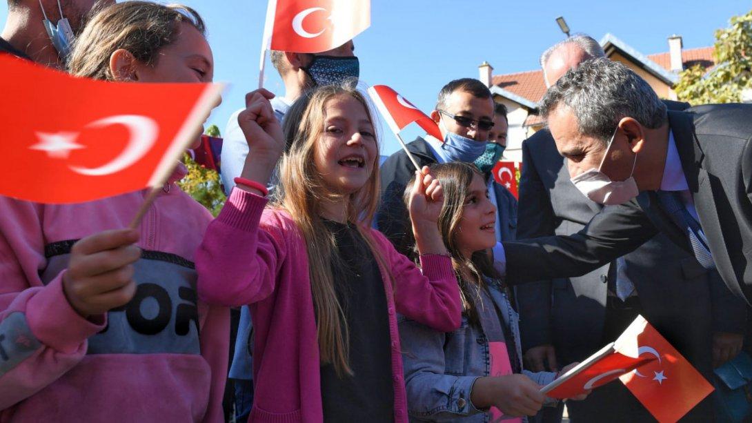 BAKAN ÖZER, KOSOVA'DA EĞİTİM GÖREN TÜRK ÖĞRENCİLERLE BULUŞTU
