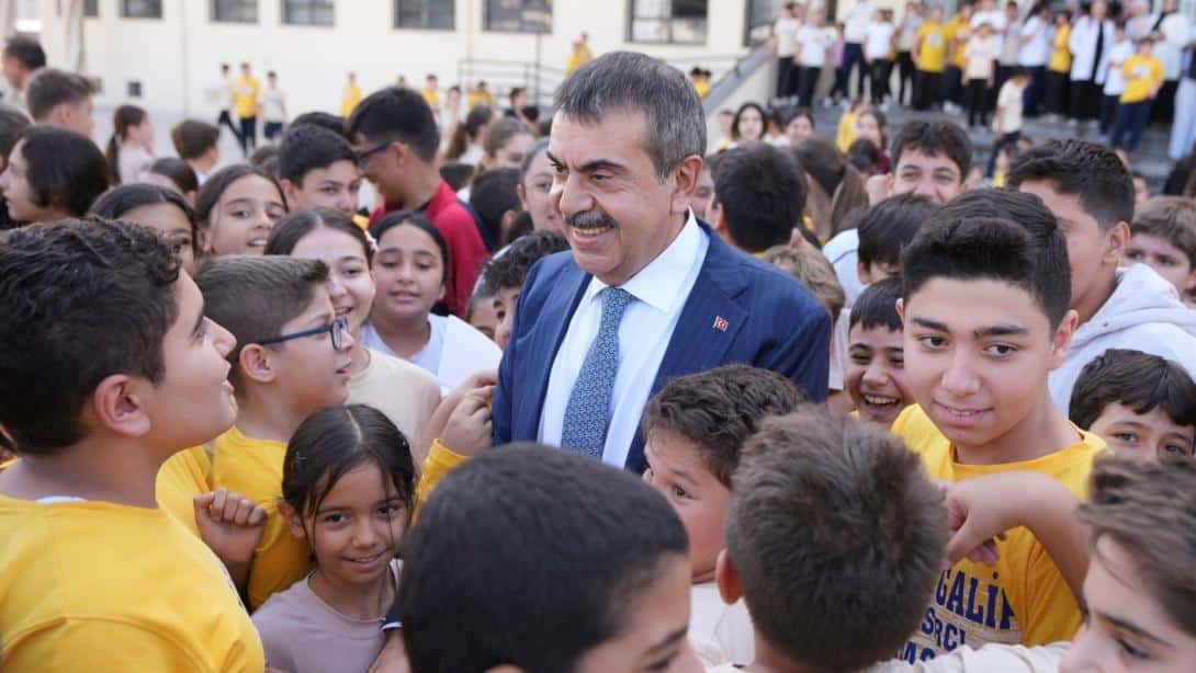 BAKAN TEKİN'DEN GAZİANTEP'TE SÜRPRİZ OKUL ZİYARETİ